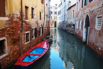 水の都ヴェネツィアのあるほとり
