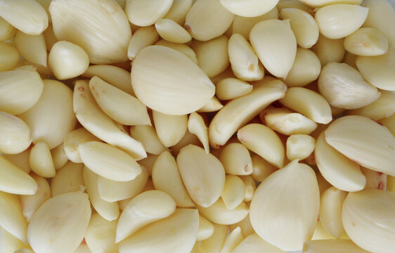 Background of raw peeled garlic cloves