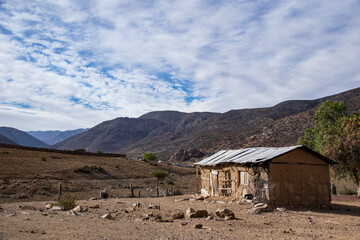 Casa de campo abandonada en las cercanías de Ovalle, sectores duramente afectados por sequía - obrazy, fototapety, plakaty