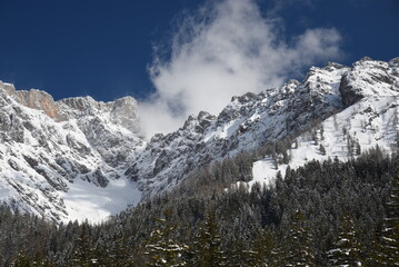 das hochkönig massiv im winter schnee blau himmel wolken pinzgau salzburg österreich alpen...
