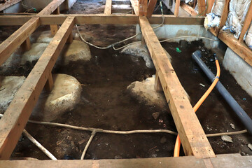 木造建築の床下