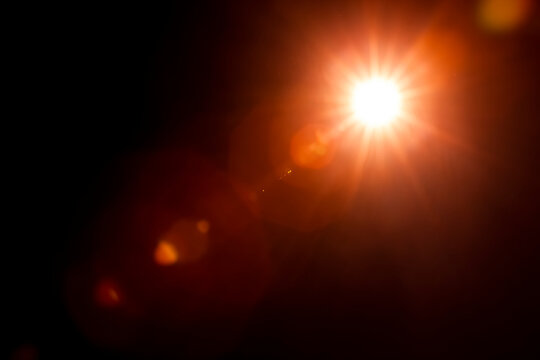 Sonnenreflex vor dunklem Hintergrund