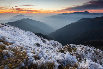 Obraz premium Asia - Beautiful landscape of highest mountains reflect fantasy dramatic sunset sky in winter at Taroko National Park, Hehuan Mountain, Taiwan 