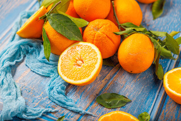 Frische orangen früchte auf einem rustikalen hintergrund.Textfreiraum. 