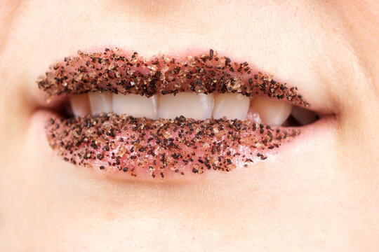 Women's lips with coffee salt scrub for the skin of the lips, exfoliation and lip care yourself at home.
