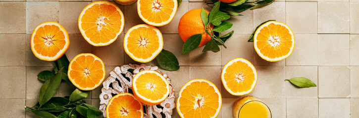 Frische orangen früchte auf einem rustikalen hintergrund.Textfreiraum. 