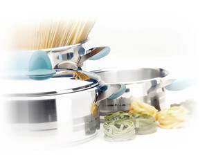 Ollas con espaguetis y pasta