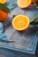 Frische orangen fr&uuml;chte auf einem rustikalen hintergrund.Textfreiraum. 