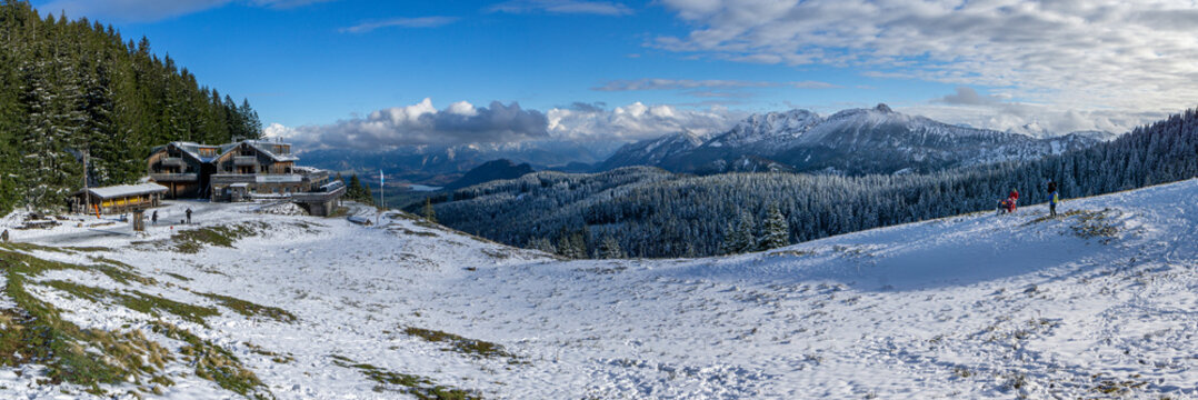 Wanderung im Allg&auml;u im Winter: Panoramablick vom Hausberg von Nesselwang n&auml;he Alpspitz.