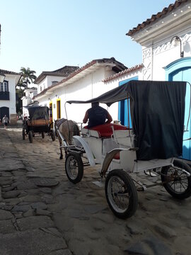 passeio de carruagem antiga em Paraty no rio de janeiro Brasil   