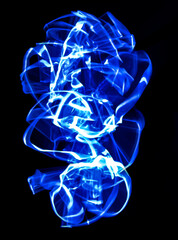 Fototapeta na wymiar éclairs d'énergie incandescente de vagues de lumière ondulante de nuances de bleu sur fond noir avec profondeur de champ pour effet visuel