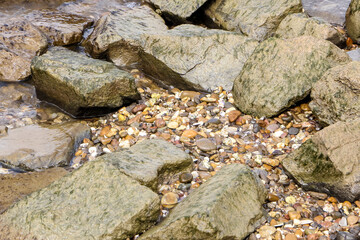 Nasse bunte Kieselstein am Flussufer