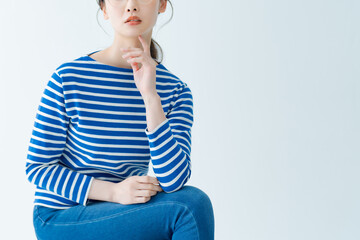 メガネをかけて真顔の女性