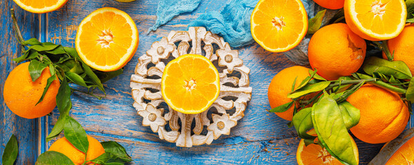 Frische orangen früchte auf einem rustikalen hintergrund.Textfreiraum. 