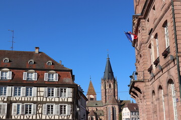 Blick auf die St.Peter und Paul Kirche in Weißenburg. Wissembourg.