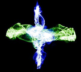 croix d'éclairs d'énergie incandescente de traînées de lumière ondulantes de nuances de bleu et de vert sur fond noir avec profondeur de champ pour effet visuel