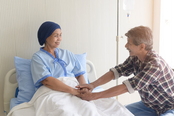 Obraz premium Senior man visiting cancer patient woman wearing head scarf at hospital, health care and medical concept