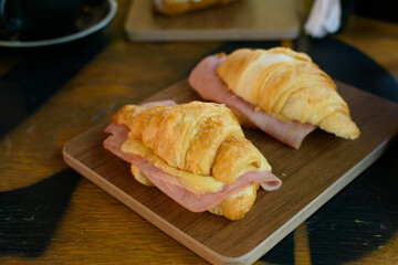 Medialunas horneadas con jamón y queso