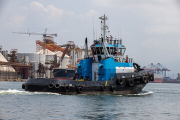 Tugboat fetching a ship from the Santos estuary
