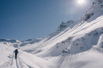 Schitour  mit Schneeprofil in freiem Schiraum in den Vorarlberg Alpen an einem schönen Sonnigen...