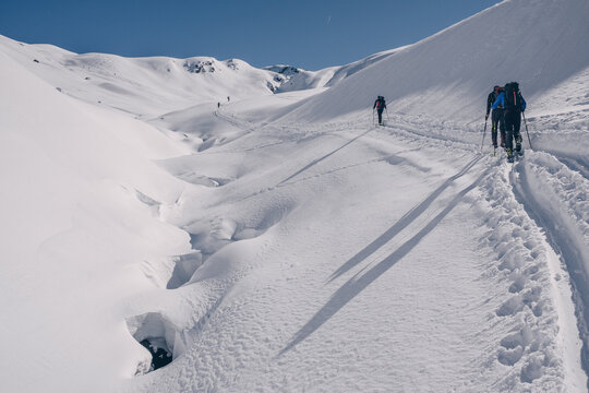 Schitour  mit Schneeprofil in freiem Schiraum in den Vorarlberg Alpen an einem schönen Sonnigen Wintertag mit Neuschnee.