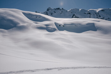 Schitour  mit Schneeprofil in freiem Schiraum in den Vorarlberg Alpen an einem sch&ouml;nen Sonnigen Wintertag mit Neuschnee.