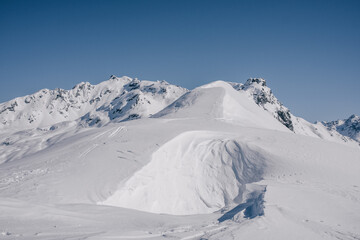 Fototapeta na wymiar Schitour mit Schneeprofil in freiem Schiraum in den Vorarlberg Alpen an einem schönen Sonnigen Wintertag mit Neuschnee.