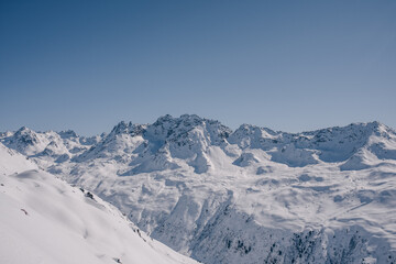 Schitour  mit Schneeprofil in freiem Schiraum in den Vorarlberg Alpen an einem schönen Sonnigen Wintertag mit Neuschnee.