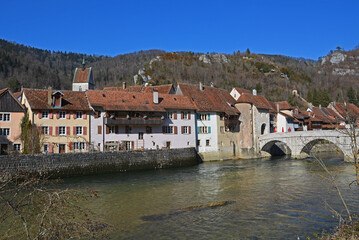 Fototapeta na wymiar Die mittelalterliche Stadt Saint-Ursanne am Doubs, Kanton Jura