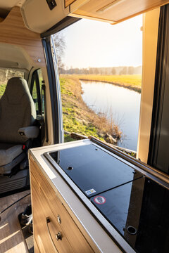 Wohnmobil von innen, Stellplatz an einem Fluss, Camping K&uuml;che