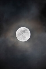 Fototapeta na wymiar luna con paisaje de nubes 