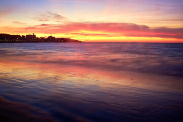 Fototapeta premium atardecer de bellos colores en el oceano 