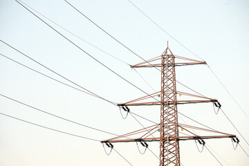 Strommast im Sonnenuntergang