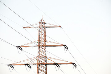 Strommast mit Leitungen 