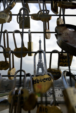 La tour Eiffel entour&eacute;e de cadenas des amoureux a Paris 7ᵉ.