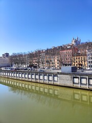 Obraz premium bridge over the river in the city