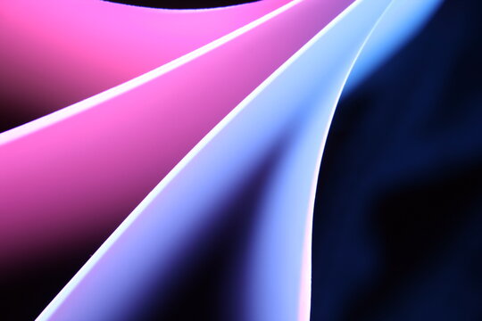 Papel blanco de impresi&ograve;n con luz rasante de colores celeste y rosa forman rectas y par&agrave;bolas en abanico, presenta una bella ilustraci&ograve;n de  dise&ntilde;o abstracto con fondo negro