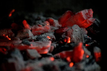 Brasas encendidas en la parrilla