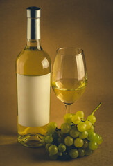 Fototapeta premium vino, bodegón, torrontés, uva, blanco, bebida, fruta, alimento, liquida, copa, verde, celebraciones, vino blanco, bar, bodega, alcohólica, botella de vino, objeto, foto producto, chrismas, wine