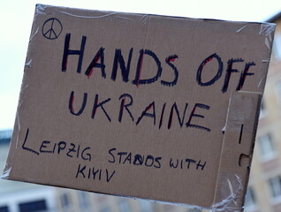 Pappschild auf einer Ukraine-Demo: "Hands off Ukraine!"