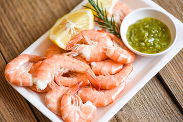 Fresh shrimps on on plate plastic tray with lemon, boiled shrimp prawns cooked food in the seafood restaurant