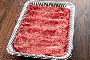 	トレーに入った焼き肉、しゃぶしゃぶ用の牛肉