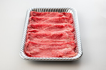 	トレーに入った焼き肉、しゃぶしゃぶ用の牛肉