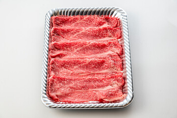 	トレーに入った焼き肉、しゃぶしゃぶ用の牛肉