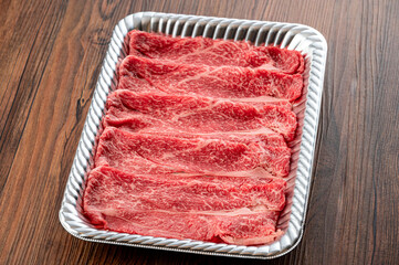 	トレーに入った焼き肉、しゃぶしゃぶ用の牛肉