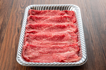 	トレーに入った焼き肉、しゃぶしゃぶ用の牛肉