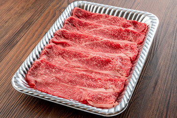 	トレーに入った焼き肉、しゃぶしゃぶ用の牛肉