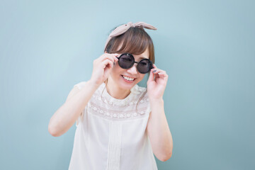 サングラスをかけた女性
