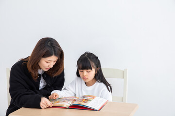 絵本の読み聞かせをする親子　Read aloud