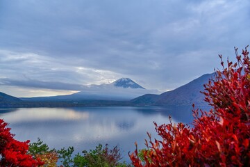 紅葉に囲まれた本栖湖と富士山のコラボ情景＠山梨